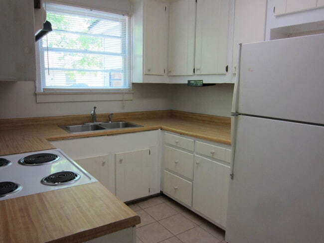 Photo - Large 3BD/2B with 2 living rooms!  Walk to VSU!! Unidad 114 High Street