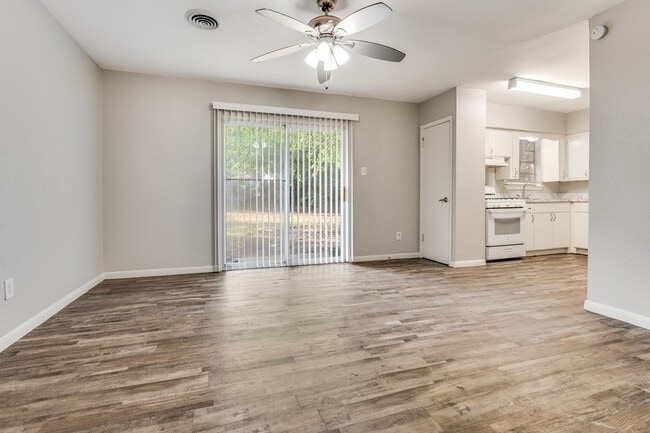 Photo - 404 Darlene Ln