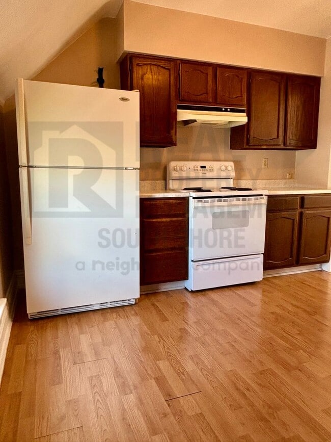 Photo - Charming 1 Bedroom + Den with Private Entrance & Vintage Character Unidad 502 1/2 East Lincolnway