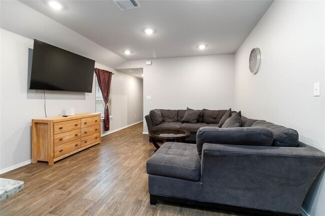 Photo - 2845 Wolfcreek