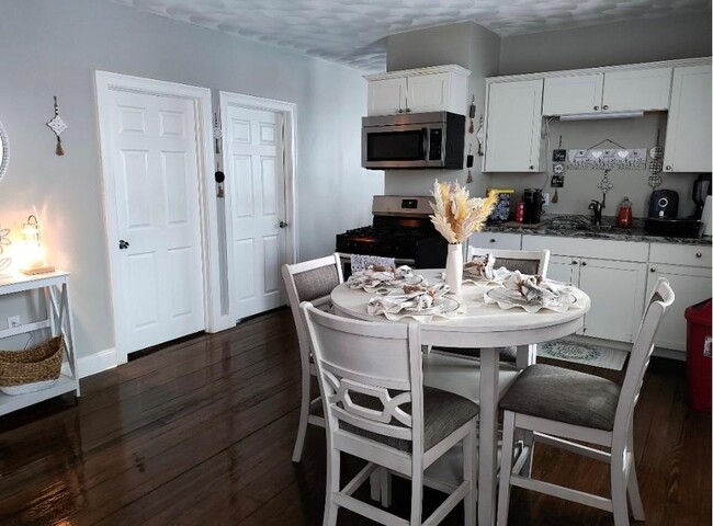 Building Photo - 1043 Mineral Spring Ave Unit 3 Rental