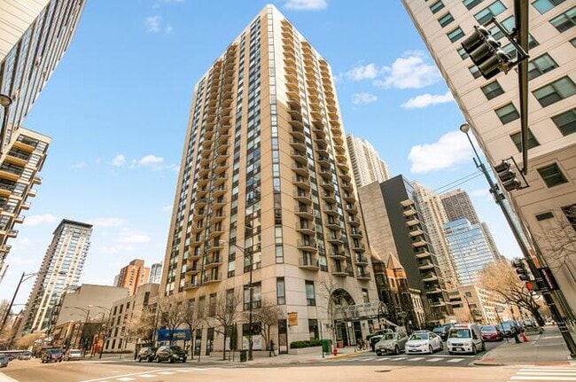 Building Street View - 70 W Huron St Unit 903