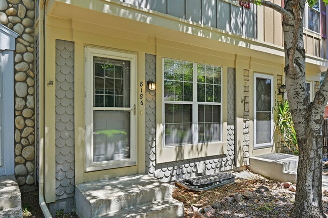 $2,470.95, 2 Bed, 2.5 bath Townhome in Centennial with in unit Laundry!