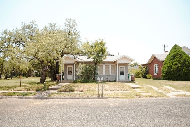 Building Photo - 123 W Ave A