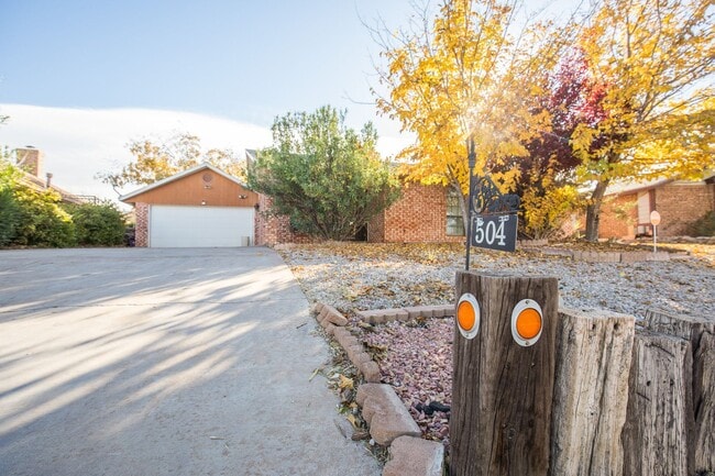 Photo - 3 Bedroom 2 Bathroom Home - Dogs Allowed & Large Backyard!