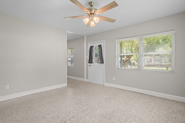 613 Edgecliff Dr