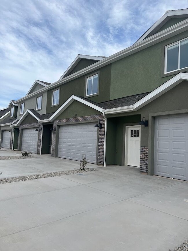 Brand New Spacious Townhome - Brand New Spacious Townhome