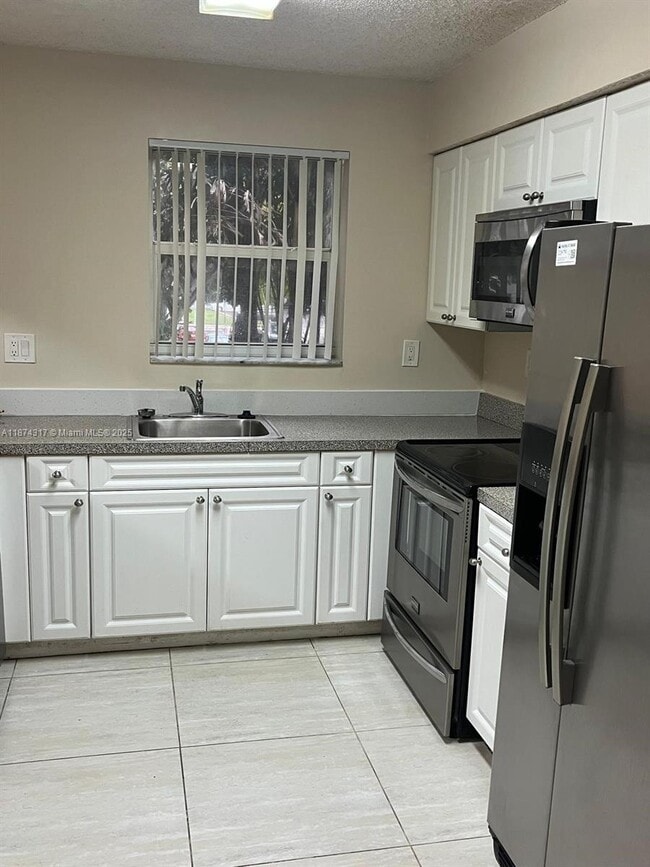 Building Photo - 741 N Pine Island Rd Unit 212 Rental