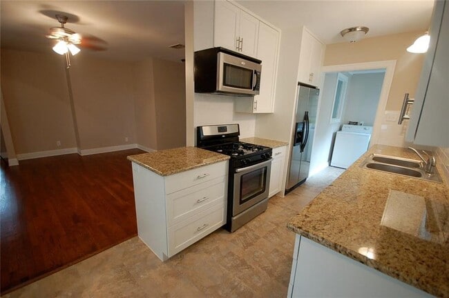 Photo - 907 E 38th St