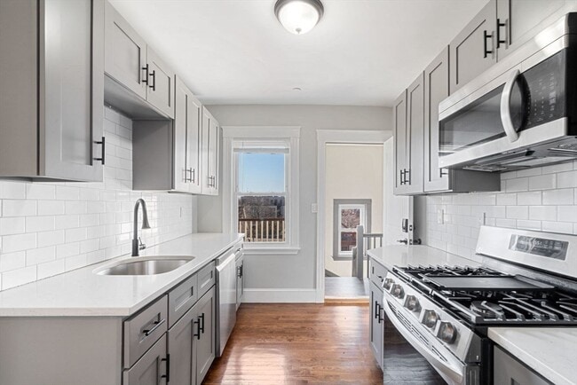 Building Photo - 10 Centre Ave Unit 6