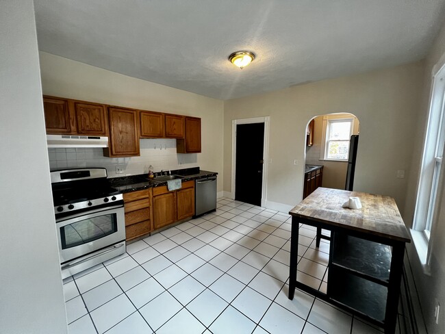 Building Photo - 19 Banks St Unit 2