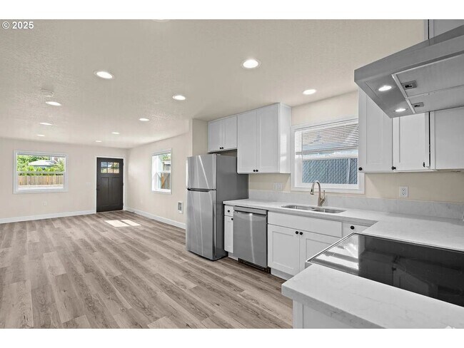Building Photo - GPM657 - SE Raymond Ct. (T1) Unit B Rental