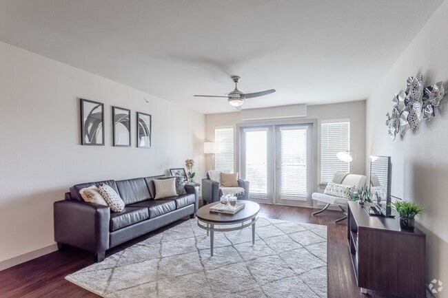 4BR, 4BA - 1696 SF