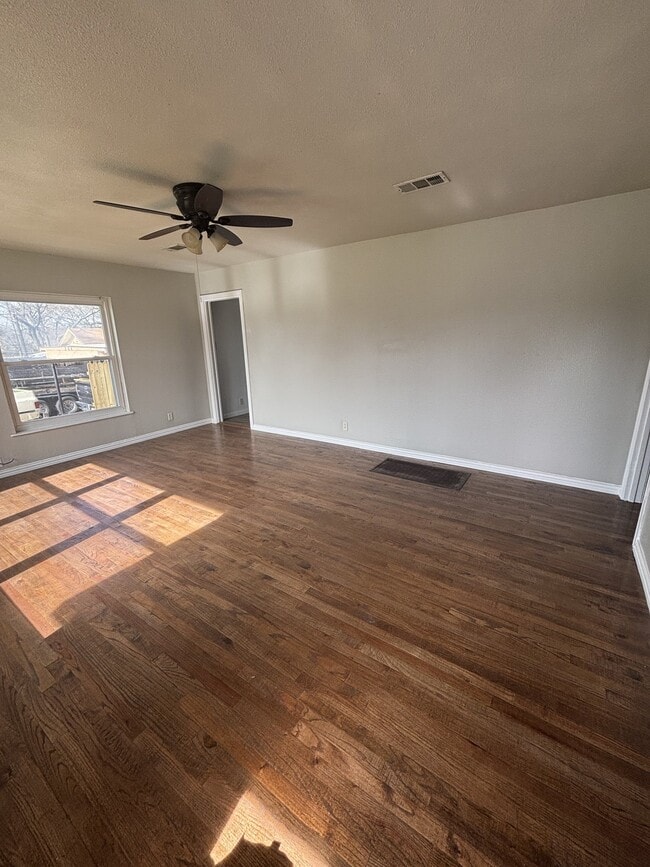 Photo - 206 E Belknap St