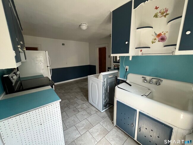 166 College St Unit 2