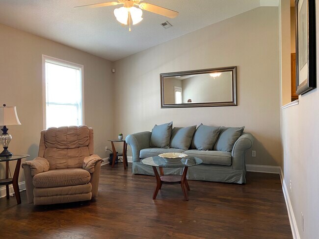 Amplia sala de estar - 3715 Willow Falls Way Unidad condo
