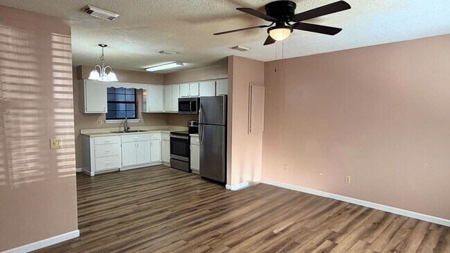 Photo - 2 Bedroom Home w/ Flex Room, fenced in yard - Close to base!!