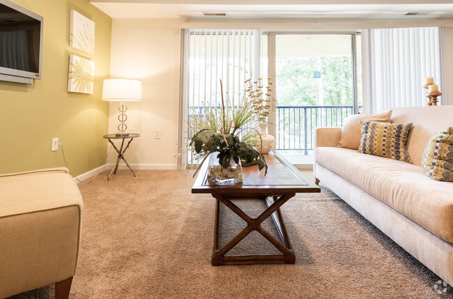 2BR, 2BA - 1020 SF