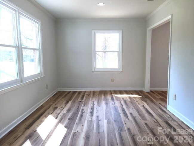 Photo - 711 E John St