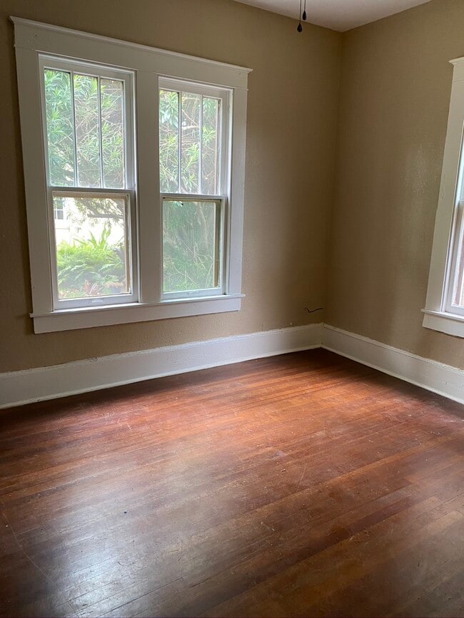 hardwood floor throughout the house - 609 N 15th St