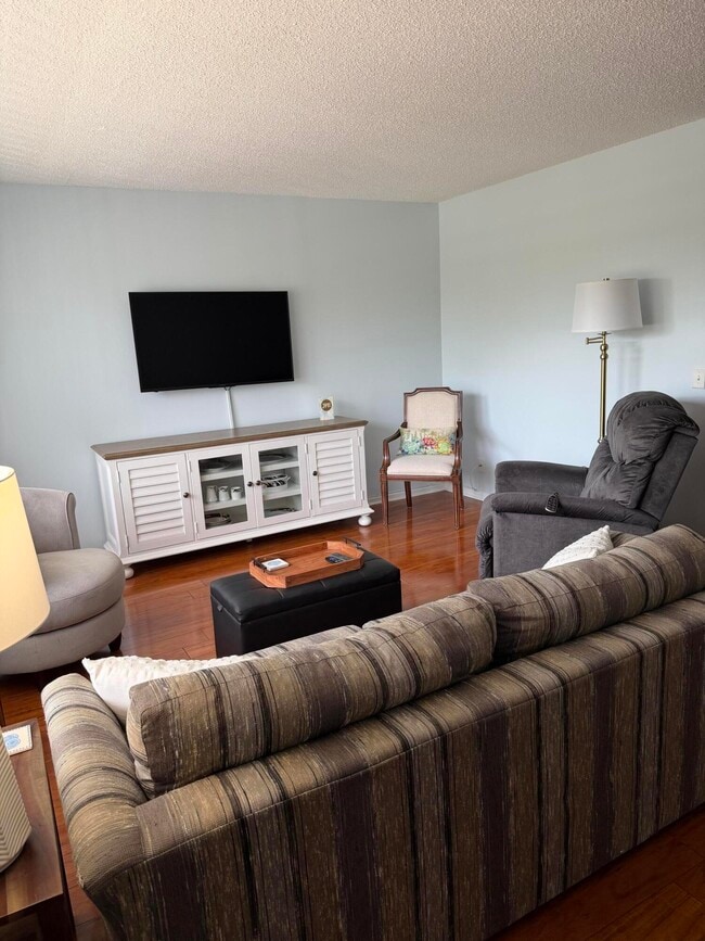 Photo - 3062 Ainslie Dr