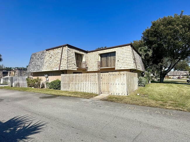 Photo - 230 Lake Arbor Dr