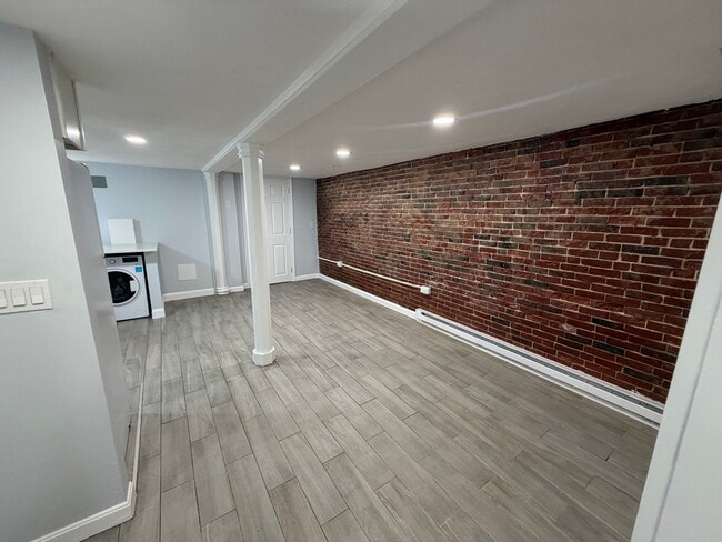 Building Photo - 31 Chelsea St Unit #B