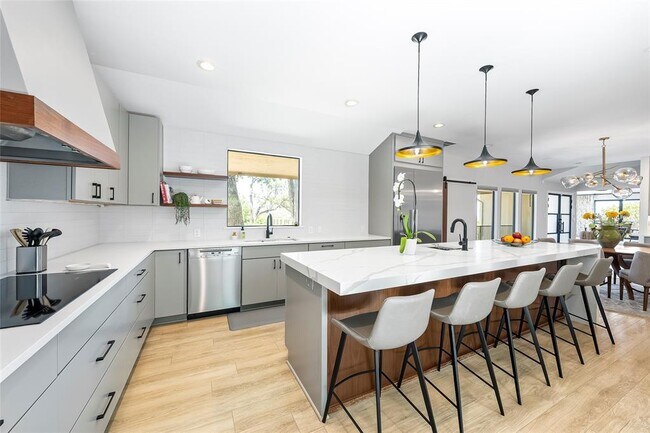 Photo - 2007 Wychwood Dr