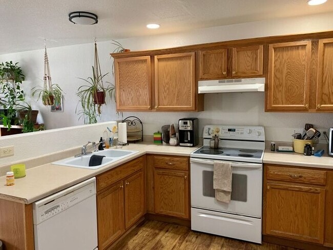 Photo - 3 Bedroom 2.5 Bath Townhouse w/ 2-Car Garage!