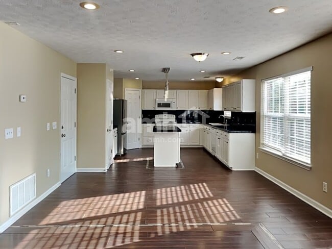 Photo - 586 Hollerman Ln