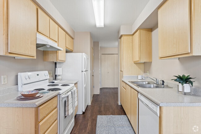 2BR, 2BA - 1,037SF - Kitchen