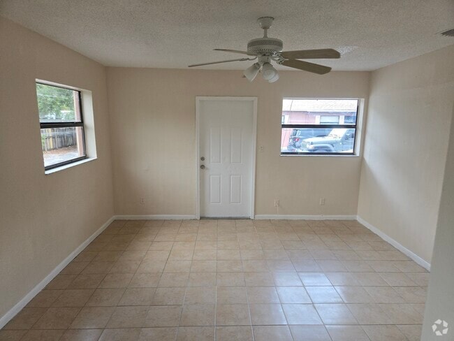 Building Photo - 2000 NW 27th St Unit 4 Rental