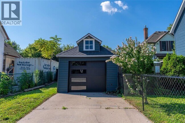 Photo - 224 Vidal St S