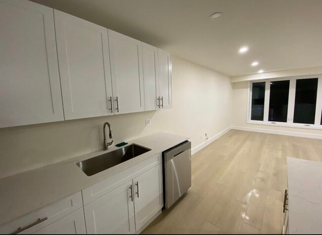 Photo - 196 Britannia Rd Unit B