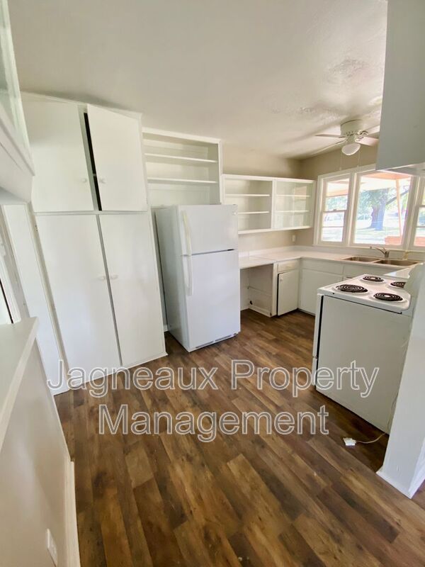 Photo - 3566 Monroe St