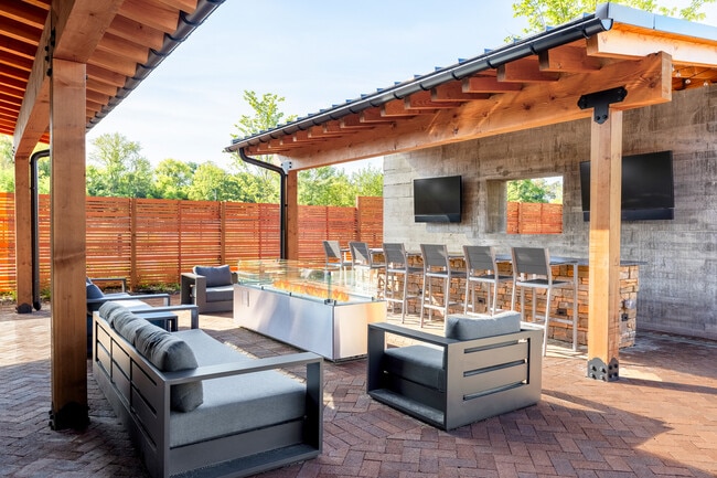 Outdoor Patio with Bar - The Crossings at Ambler Station Apartments