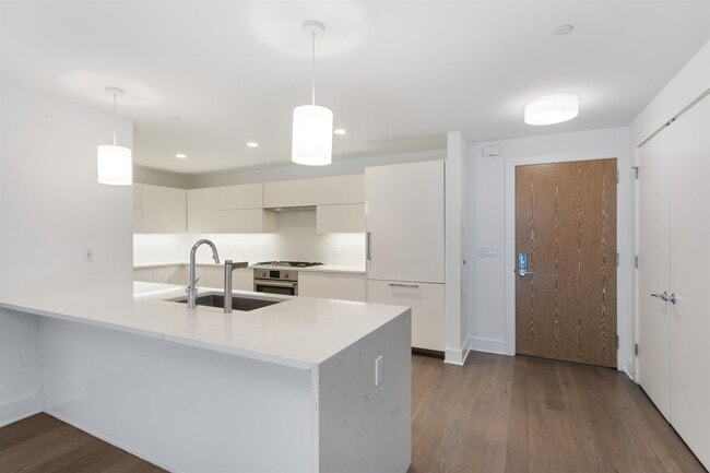 Building Photo - 9 Ave at Port Imperial Unit 920