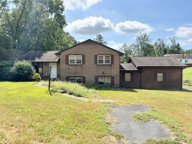 Building Photo - LARGE HOUSE CLOSE TO DAHLGREN!