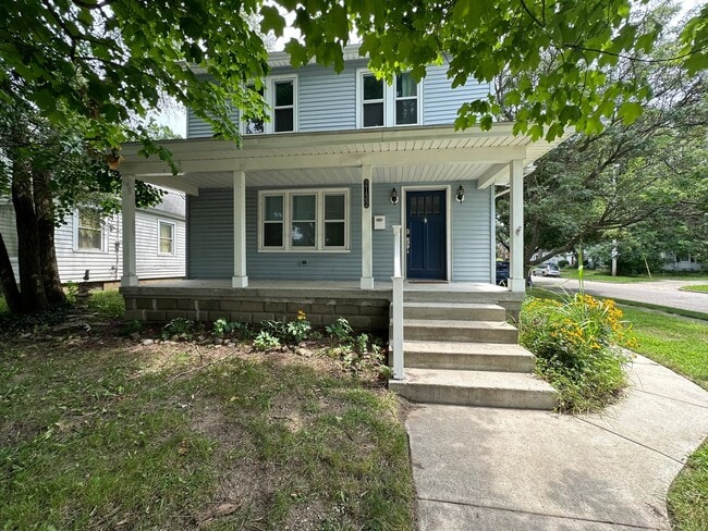 Adorable Three Bedroom Home with Central Air! - Adorable Three Bedroom Home with Central Air!