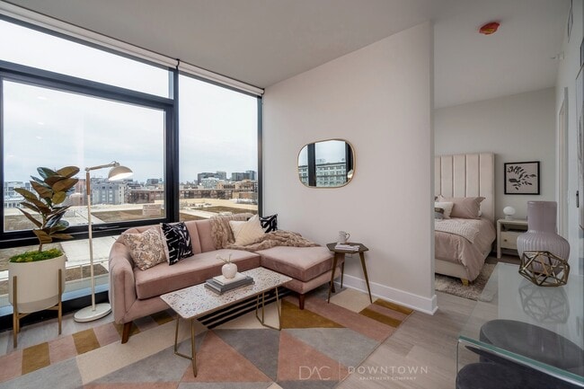 Building Photo - 1143 W Van Buren St Unit 701
