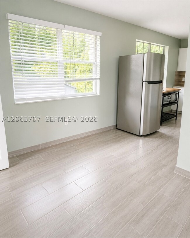 Building Photo - 359 W 12th St Unit 3