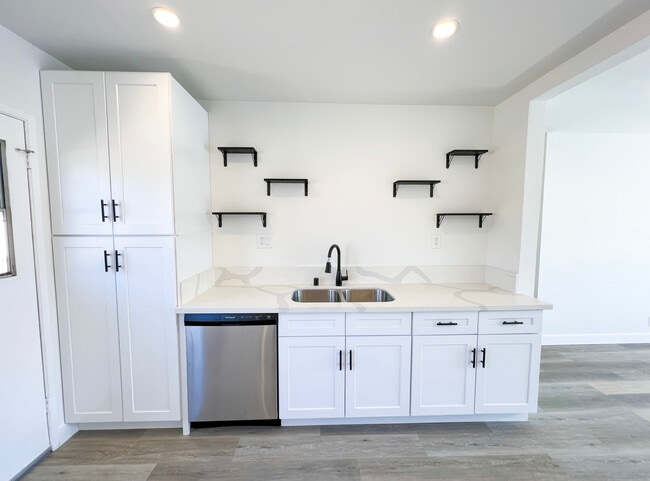 Photo - 15301 Eastwood Ave Apartamentos