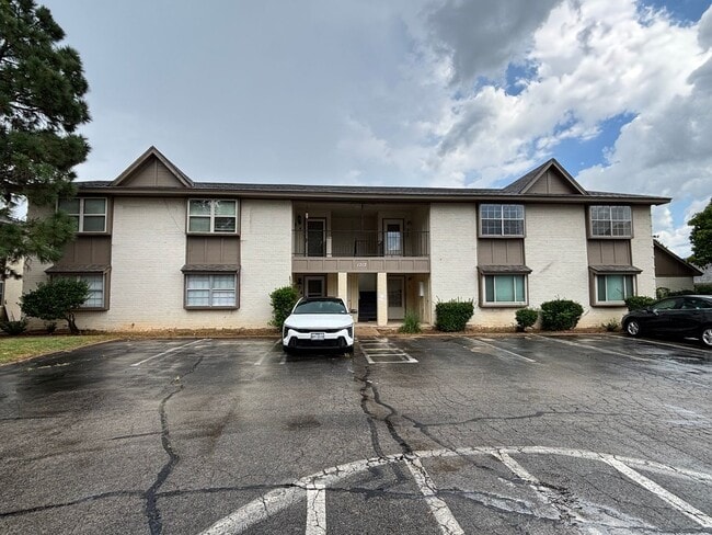 Building Photo - Highland Park Unit 1717 E Linsdey St - #2