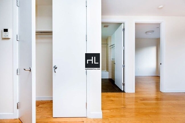 Building Photo - METROPOLITAN AVENUE Rental