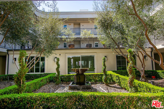 Courtyard with water feature - 1625 Granville Ave Unidad 201 Rental