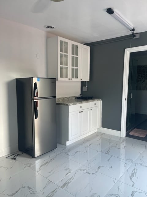 With cooktop on top of the kitchen counter