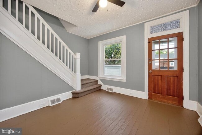 Photo - 24 E 5th St