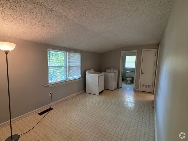 Building Photo - 816 W 45th St Rental
