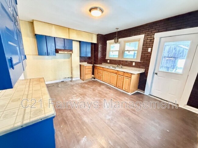 Photo - 866 Vankirk St