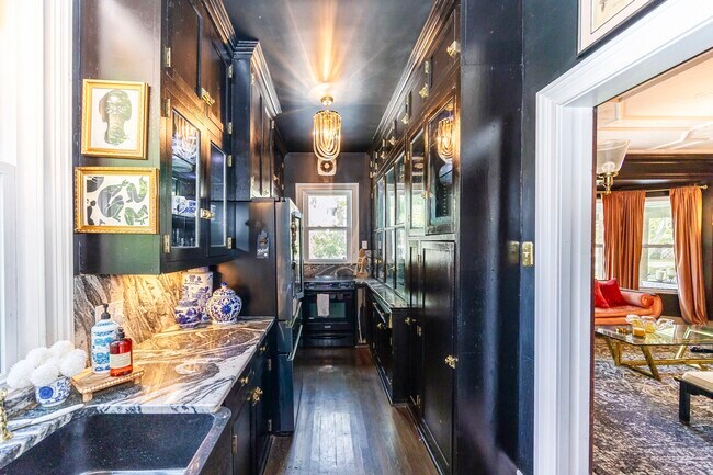 Historic Beauty: 3BR Near Downtown Detroit & | Henry Ford